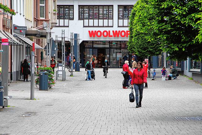 Noch sind die Kundenströme in der Innenstadt verhalten. Doch weiter sinkende Zahlen machen momentan Hoffnung darauf, dass sich auch das ...