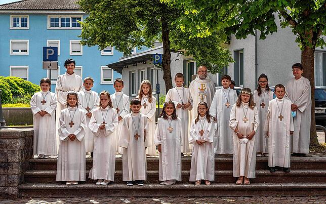 Diese 14 Jungen und Mädchen haben in der Tiengener Pfarrkirche ihre erste heilige Kommunion empfangen. Begleitet und vorbereitet wurden ...