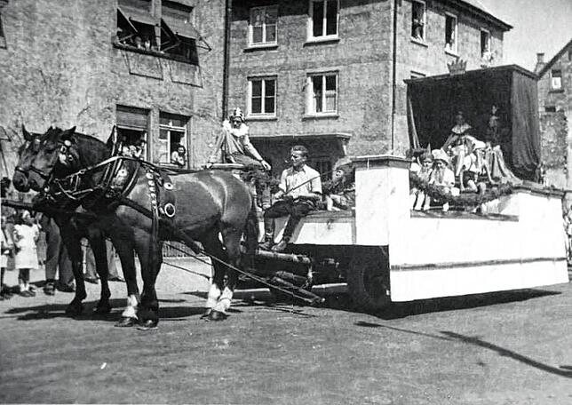 Die ersten Wagen wurden noch von Pferden gezogen.