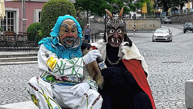 Der Wetti-Butzer aus Behla und der Dauchinger Teufel zieren 2023 das Fasnetbier-Etikett der Fürstenberg Brauerei.