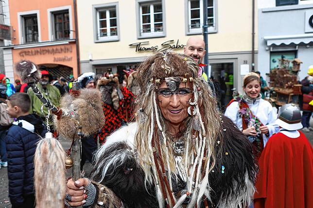 Bild 28: Schmotziger Dunschtig 2024: Mäschgerle aller Generationen feiern auf der Marktstätte