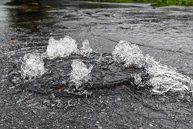 Bild 1: Hochwasser allein reicht nicht: Feuerwehr muss zu Ölwehreinsatz im alten Mooser Hafen