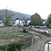 Die Bauarbeiten zur Verbreiterung der Straße haben bereits begonnen und sollen bis November fertiggestellt sein.