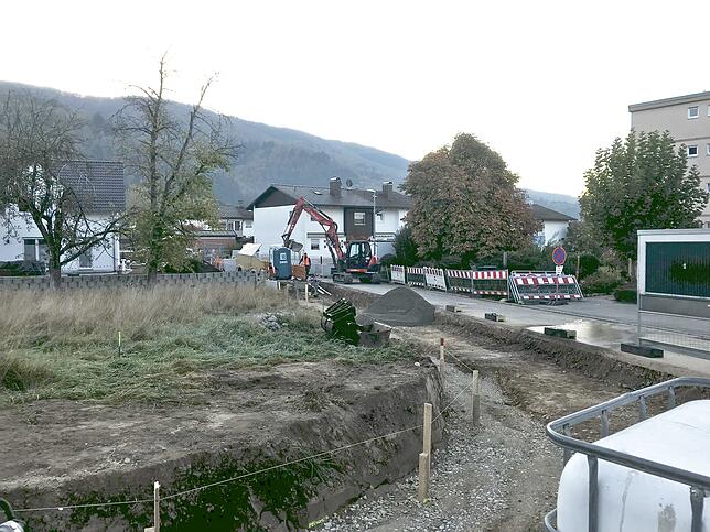 Die Bauarbeiten zur Verbreiterung der Straße haben bereits begonnen und sollen bis November fertiggestellt sein.