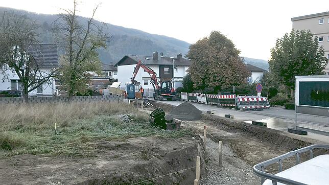 Die Bauarbeiten zur Verbreiterung der Straße haben bereits begonnen und sollen bis November fertiggestellt sein.