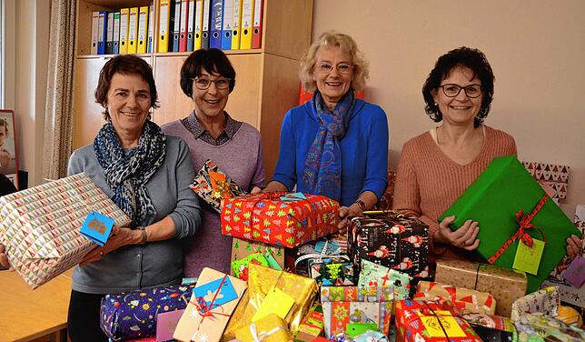Eine von vielen gemeinsamen Aktionen ist die „Weihnachtsbaum-Aktion“ mit den Soroptimistinnen, bei der Weihnachtsgeschenke ...