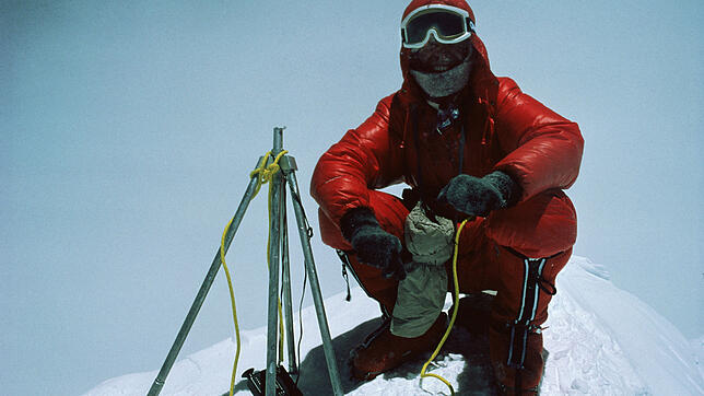 Reinhold Messner 1978 auf dem Gipfel des Mount Everest. War er wirklich auf den Gipfeln aller 8000er? Ein Chronist aus Lörrach stellt ...