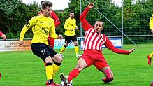 Der FV Walbertweiler-Rengetsweiler (Patrick Sautter, rechts) lässt sich auch vom SV Denkingen (Florian Bezikofer, links) vom Erfolg im ...