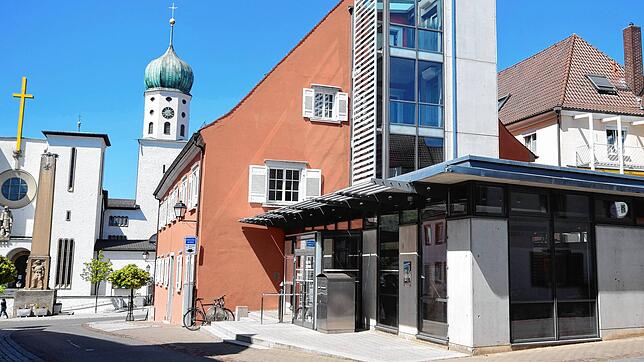 Das Kulturzentrum Altes Forstamt auf einem Archivbild: Das Stadtmuseum muss nach den neuen Corona-Regeln schließen, Bücherei und ...