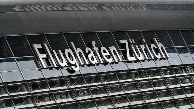 Eine randalierende Passagierin musste am Flughafen Zürich verhaftet werden.