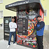Büfee-Geschäftsführer Murat Elceoglu (links) und sein Bruder Selim in der Konstanzer Straße einen Pizza-Automaten aufgestellt, der rund ...