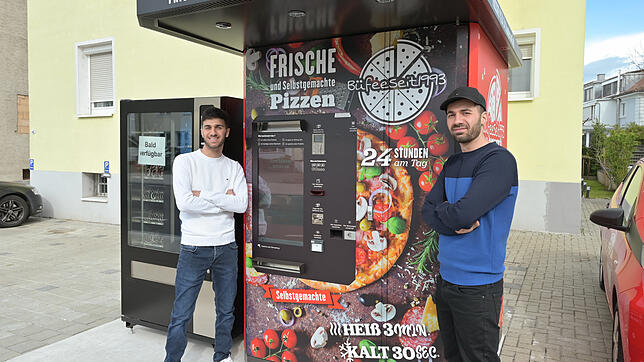 Büfee-Geschäftsführer Murat Elceoglu (links) und sein Bruder Selim in der Konstanzer Straße einen Pizza-Automaten aufgestellt, der rund ...