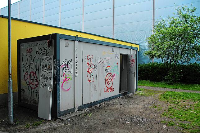 Die beschmierten Toilettenhäschen neben der Schänzlehalle. Eine Tür ist aus der Verankerung gerissen. Warum auch immer.