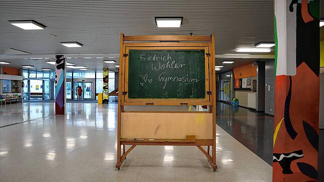 Das Friedrich-Wöhler-Gymnasium steht im Juli 2022 schon seit 50 Jahren. Die Vorbereitungen für das Jubiläum laufen schon seit Jahren, ...
