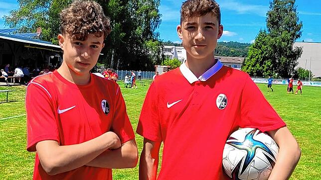 Fast wie daheim: Der Obermettinger Robin Maier (rechts) erlebte das 2:2 der Freiburger U17 gegen den FC Winterthur verletzungsbedingt ...