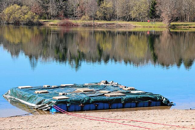 Idyllisch liegt das Strandbad am Riedsee. Die Badeinsel wird noch enthüllt. Das Foto entstand im April 2021