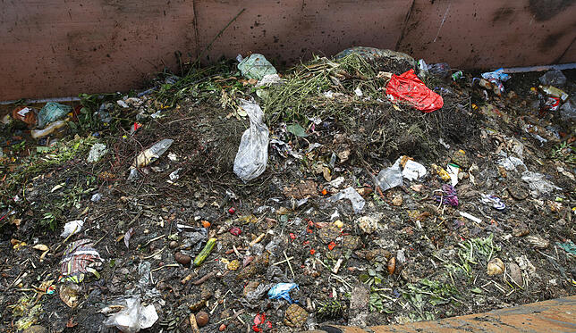 Plastik im Biomüll? Vor der Verwertung müssen solche Fremdstoffe herausgefiltert werden (Symbolbild).