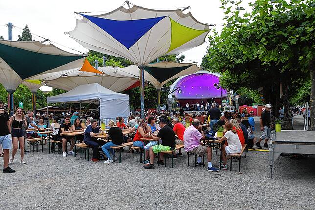 Bild 4: Das Seenachtfest 2023 startet durch! Immer mehr Besucher strömen auf das Festgelände