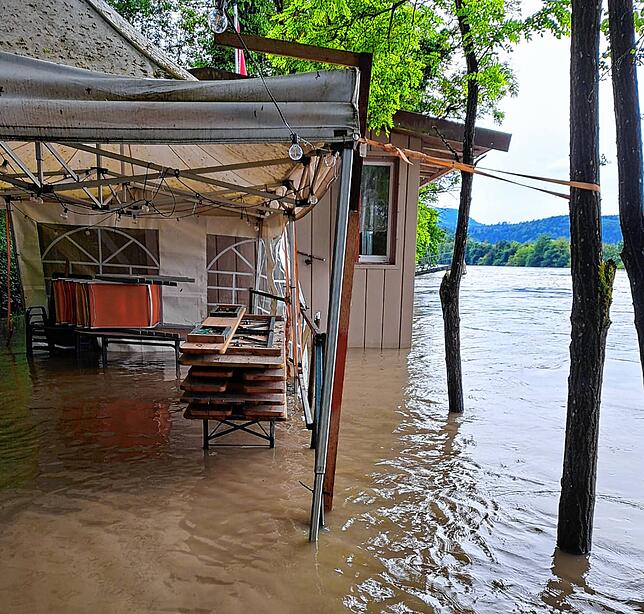 Beim Hochwasser Anfang Juni wurde die Hütte der Fischerzunft Laufenburg sowie das Gelände darum überschwemmt. Bild: privat