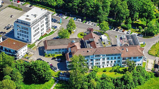Das Stockacher Krankenhaus aus der Vogelperspektive. Das Haus hat 2023 einen deutlichen Verlust gemacht.