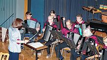 Seit mehr als 50 Jahren ist das Akkordeon-Orchester unter der Leitung von Cornelia Feser eine Jestetter Institution. Foto: Ralf Göhrig