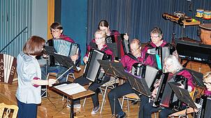 Seit mehr als 50 Jahren ist das Akkordeon-Orchester unter der Leitung von Cornelia Feser eine Jestetter Institution. Foto: Ralf Göhrig