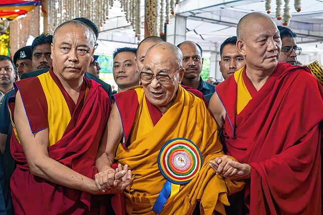 Das geistige Oberhaupt Tibets, der Dalai Lama (M) kommt zu den Feierlichkeiten zu seinem 90. Geburtstag im Tsuglakhang-Tempel.