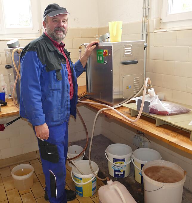 Mathias Preis pasteurisiert den Saft und füllt ihn ab.