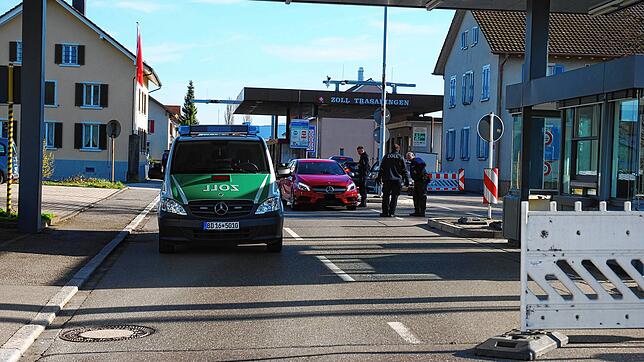 Grenzübergang Erzingen-Trassadingen Mitte März: Fast alle der Schweizer Fahrer, die nach Deutschland einreisen wollen, werden ...
