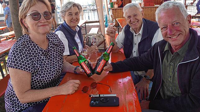 Anja, Ursula, Robert und Manfred Moser genießen den Sonntag beim Staader Hafenfest.