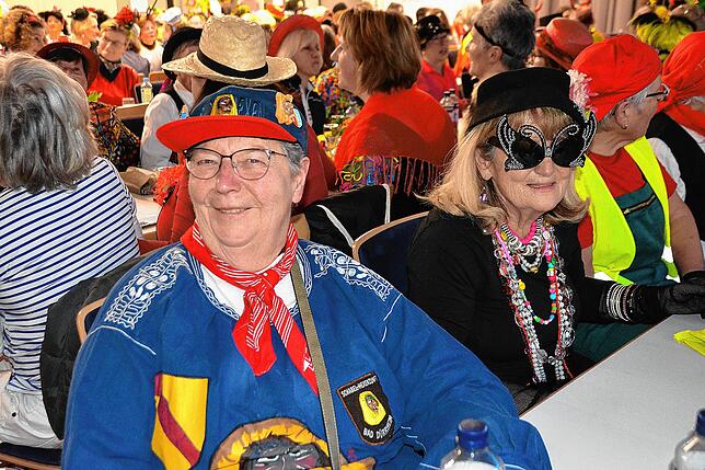 Bild 3: Rund 200 Frauen feiern im katholischen Pfarrsaal ausgelassen Fasnet