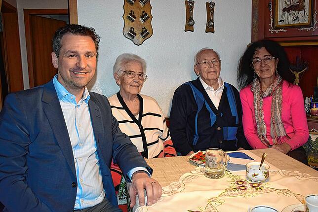 Bürgermeister Tobias Gantert (links) und Ortsvorsteherin Marianne Buchmüller (rechts) gratulierten in kleiner Runde zum ...