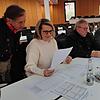 Hans-Eugen Tritschler, Samira Putze, Volker Jungmann, Rolf Schmidt, Rita Mosel und Johannes Dobler (von links) prüfen in der Sitzung des ...
