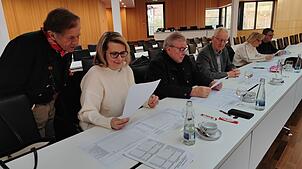 Hans-Eugen Tritschler, Samira Putze, Volker Jungmann, Rolf Schmidt, Rita Mosel und Johannes Dobler (von links) prüfen in der Sitzung des ...