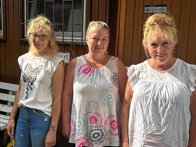 Das Team vom Warenbachstüble: Pächterin Birgit Babic mit den Servicekräften Irina Laubhan und Jasmin Kandora (von rechts).