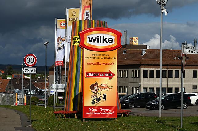 Der hessischen Wurst-Hersteller Wilke muss die Produktion von Wurstwaren wegen Listerien stoppen. Mindestens drei Todesfälle werden ...