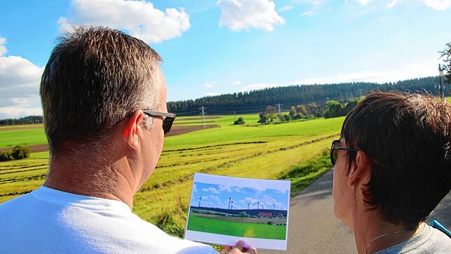 Die Visualisierungen im Vergleich mit der Realität: Kurz vor dem Bürgerentscheid informieren sich Bräunlinger vor Ort. Doch nun gibt es ...