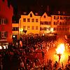 Es war einer der Höhepunkte beim Narrentag: Das Schuttigfeuer auf der Hofstatt, bei dem die Hästräger ihre Fackeln in einen Bottich ...