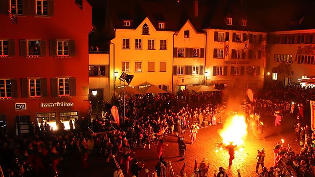 Es war einer der Höhepunkte beim Narrentag: Das Schuttigfeuer auf der Hofstatt, bei dem die Hästräger ihre Fackeln in einen Bottich ...