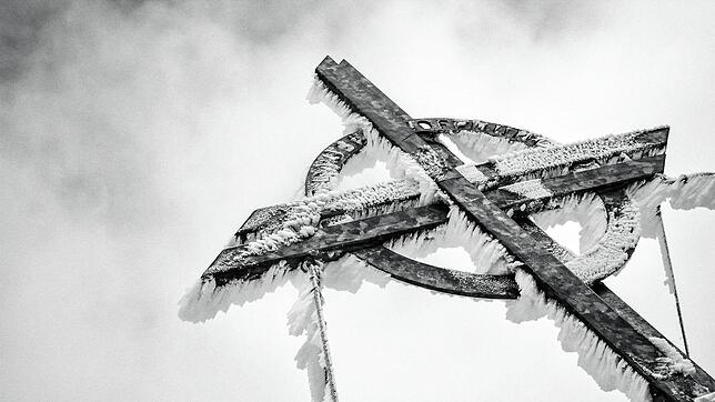Von Eis überzogenes Gipfelkreuz der Rofanspitze (2259 Meter) in den Brandenberger Alpen, Tirol.