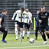 Noch bevor die beiden Überauchener Stephan Bader (links) und Patrick Vosseler eingreifen können, hat Peter Nock (weißes Trikot) vom FC ...