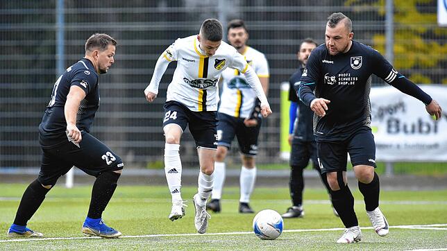 Noch bevor die beiden Überauchener Stephan Bader (links) und Patrick Vosseler eingreifen können, hat Peter Nock (weißes Trikot) vom FC ...