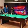 In der Nachsorgeklinik Tannheim versucht sich Familie Weinmann beim Billard. Felix, 15 Jahre, (Bildmitte) lebt mit einem schweren ...