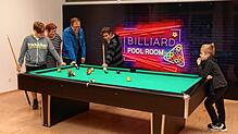 In der Nachsorgeklinik Tannheim versucht sich Familie Weinmann beim Billard. Felix, 15 Jahre, (Bildmitte) lebt mit einem schweren ...