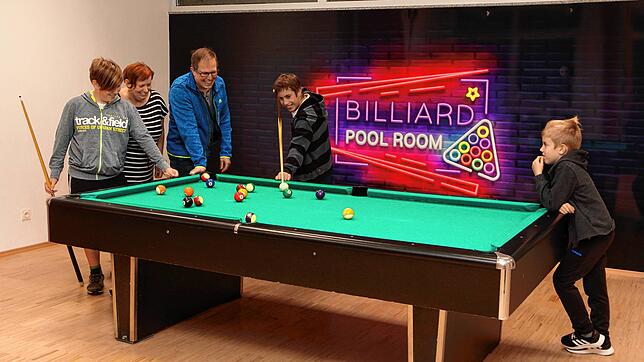 In der Nachsorgeklinik Tannheim versucht sich Familie Weinmann beim Billard. Felix, 15 Jahre, (Bildmitte) lebt mit einem schweren ...