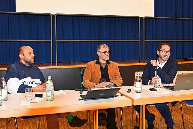 Sie beantworten Fragen der Einwohner (von links): der Espasinger Ortsvorsteher Andreas Bernhart, Dirk Krumpietz, Leiter der ...
