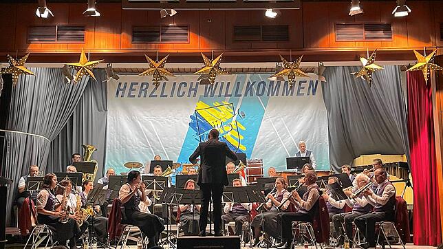 Mario Hügel leitet zum ersten Mal während eines Konzerts den Musikverein Grießen an. Trotz des gelungenen Debüts ist der Musikverein ...