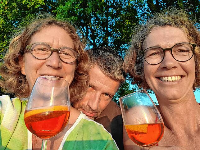 Kerstin Mommsen, Hartmut Rocker und Kerstin Wattenbach zu Zeiten, als es noch Getränke in Bars gab. Hier genießen sie gemeinsam einen ...
