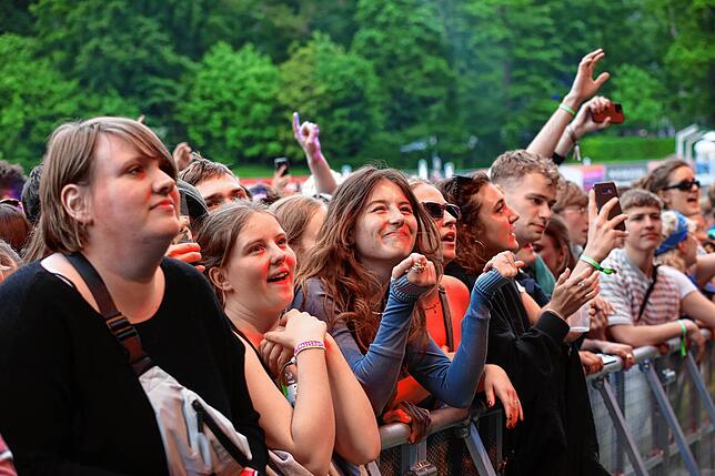 Bild 32: Strahlende Festival-Fans! Am ersten Nachmittag steigt die Stimmung