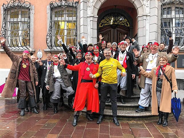 Mit einem lauten Narri Narro wird der Waldshuter OB Martin Gruner von den Oberalpfener Leiterbachpiraten als neues Mitglied willkommen ...